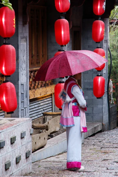 Женщина в Лицзян — стоковое фото
