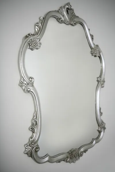 Барокко зеркало серебро над белой стене — стоковое фото