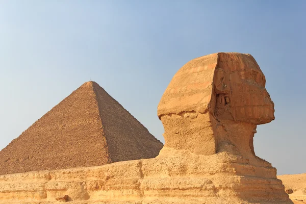 Сфинкс и пирамида Хеопса в Гизе, Египет — стоковое фото