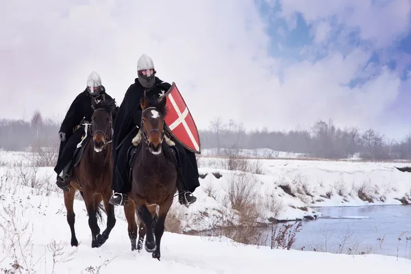 Средневековые рыцари Святого Иоанна (госпитальеров), езда на лошадях — стоковое фото