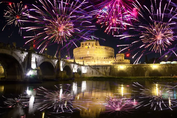 Праздничный фейерверк над Кастель Сант ' Анджело. Италия. Рим — стоковое фото