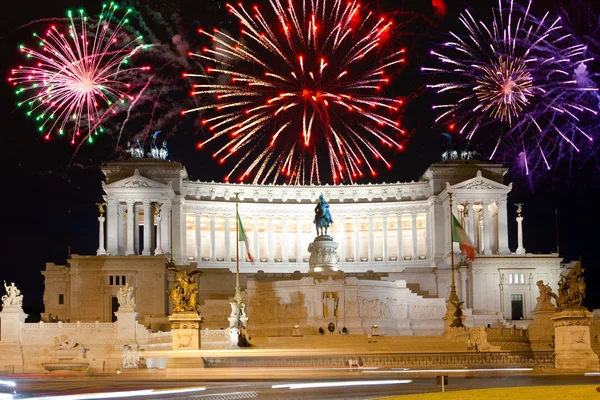 Праздничный фейерверк над памятником Витториано. Италия. Рим — стоковое фото