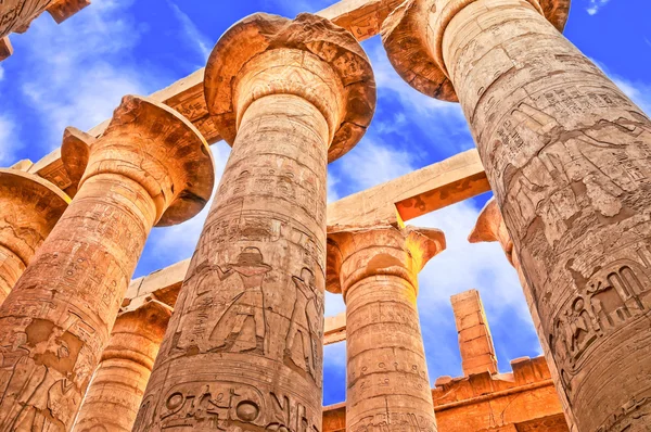 Большой Гипостильный зал и облака на храмы в Карнаке (древние Фивы). Луксор, Египет — стоковое фото