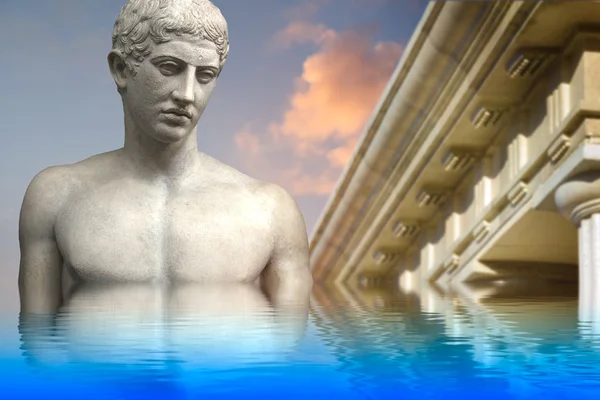 Греческая скульптура древнего искусства, отражение в спокойное море — стоковое фото