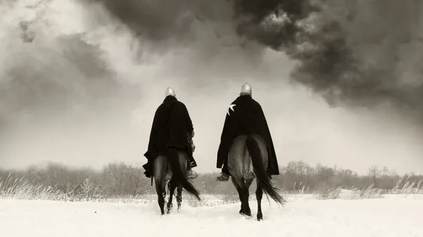 Средневековые рыцари Святого Иоанна (госпитальеров) на лошадях — стоковое фото
