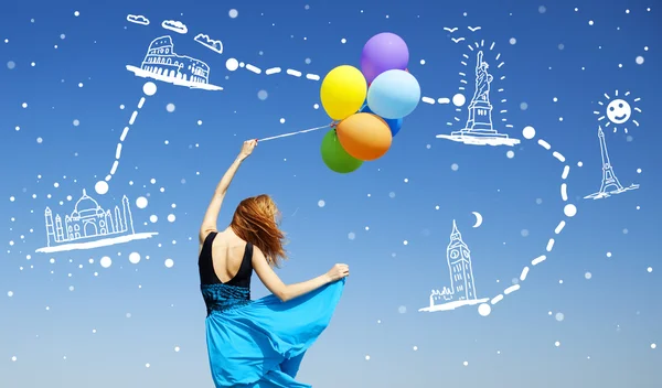 Девочка с воздушными шарами цвета на фоне голубого неба сновидения примыкают n — стоковое фото