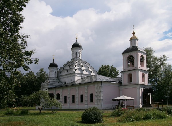 Церковь Живоначальной Троицы в Хорошёве, 1596-1598; колокольня 1764-1768
