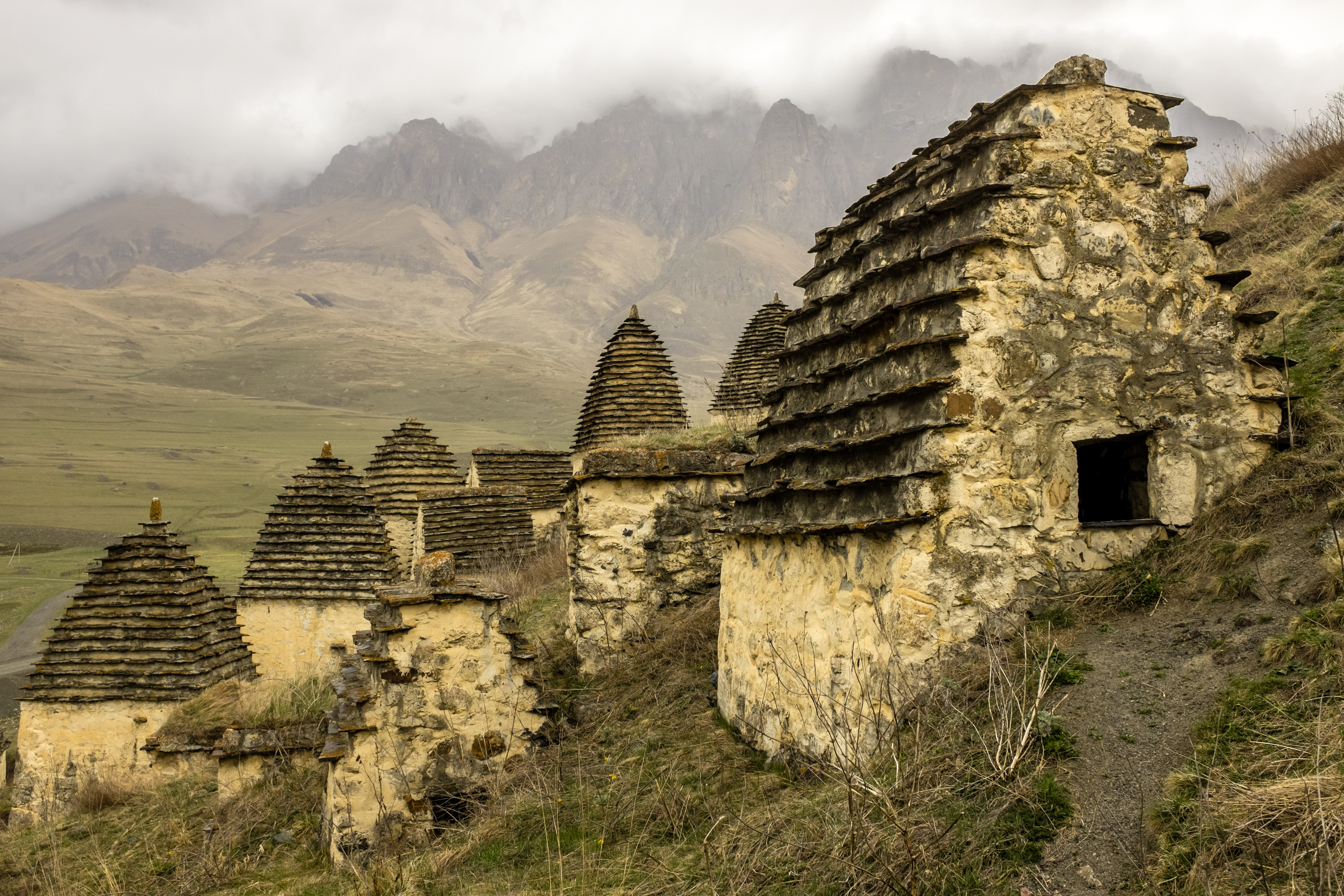 Каменные склепы на склоне горы в Городе мертвых, село Даргавс, Северная Осетия