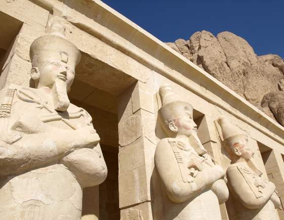 Бог Египта Осирис и статуи в храме.