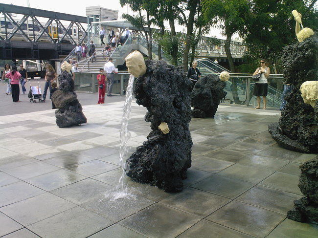 Статуя-фонтан «Человек-скала» или «Рвота» в Лондоне.