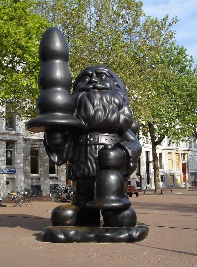 «Санта-Клаус с ёлкой в виде анальной пробки» в центре Роттердама, Нидерланды.