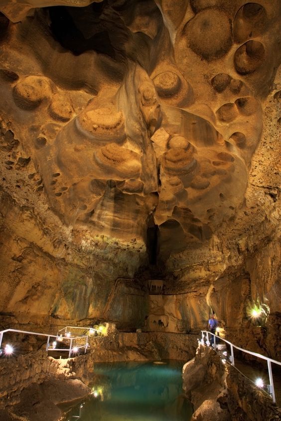 Остатки древних цивилизаций: вертикальные пещеры и входы во внутреннюю Землю