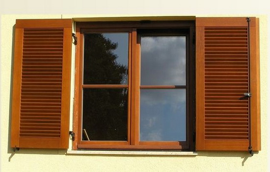Еще один вариант деревянного окна со ставнями