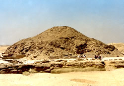 Пирамида фараона V династии Униса сейчас похожа на огромную земляную кучу. Вид с северной стороны. Вход в пирамиду находится посередине этой стороны на уровне земли. Именно в пирамиде Униса были найдены древнейшие документы "Текстов пирамид"