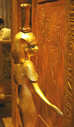 На голове Нейт ее эмблема: щит с двумя перекрещенными стрелами. Рельеф из храма в Дендерах 