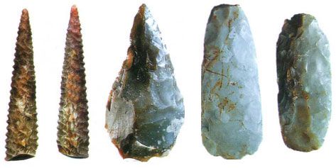 Кремнёвые зубила, наконечники копий и топор эпохи неолита. Найдены на территории современных Франции и Испании.