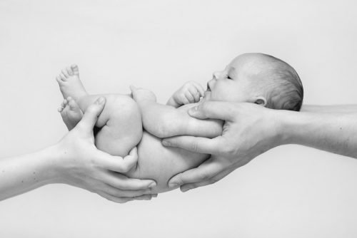 Младенец на руках у родитилей