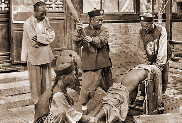 Наказание провинившегося в Китае. Приблизительно 1900 год