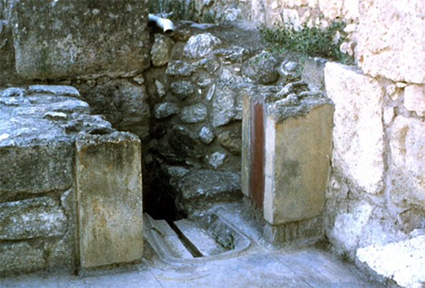 Один из первых известных туалетов, который промывался водой, находится во дворце в Кноссе на острове Крит.