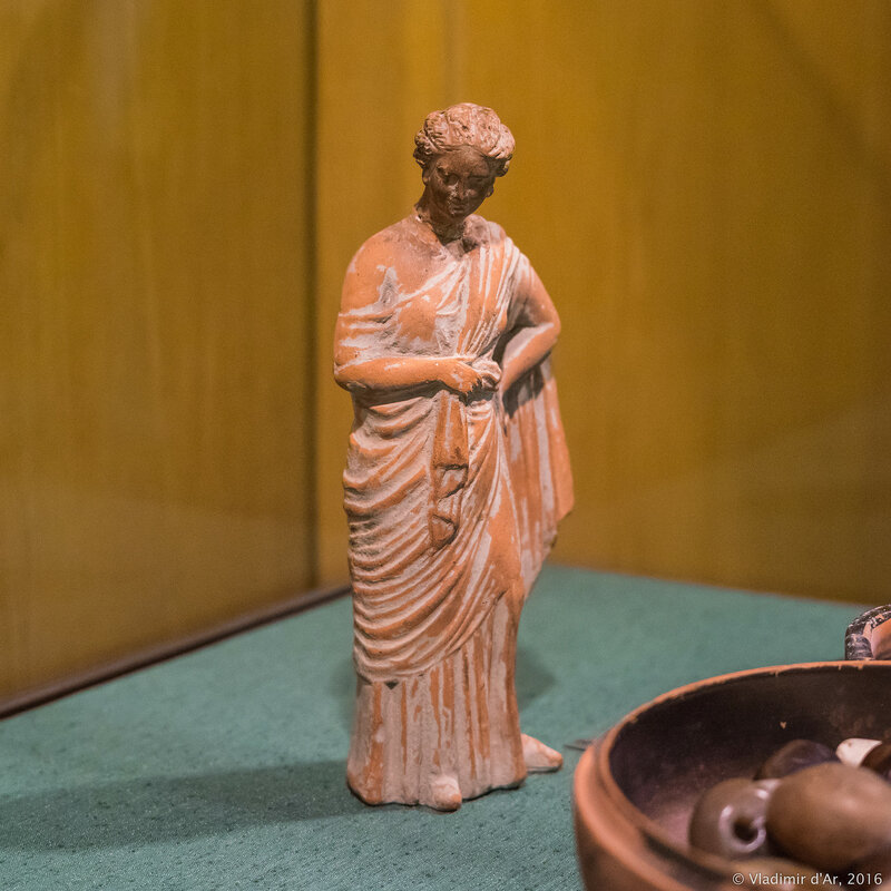Терракотовая статуэтка девушки. Танагра. Начало III в. до н.э. Феодосия. 