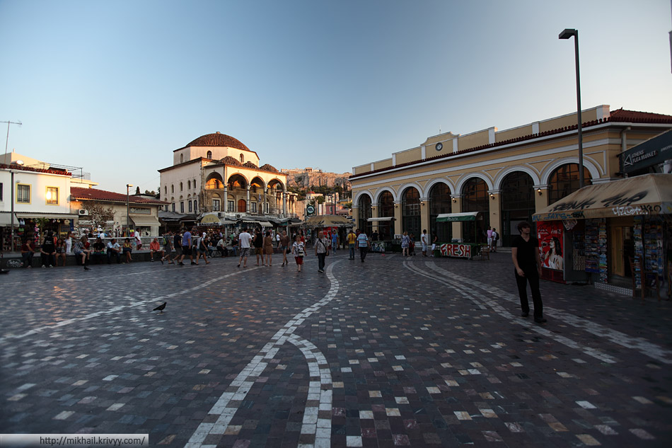Площадь Монастираки. Справа - одноименная станция метро.Слева - бывшая турецкая мечеть. Еще тот райончик.