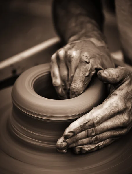 Руки работает на гончарном круге — стоковое фото