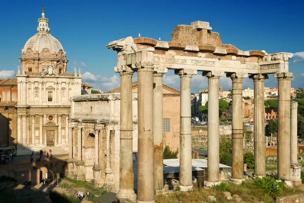 Колонны храма Сатурна, Рим — стоковое фото
