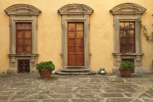 Дверной проем в тосканской замок — стоковое фото