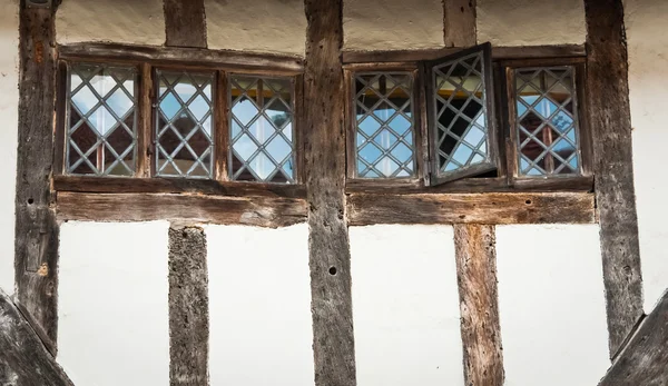 Окна из древесины коттеджа lavenham, Англия, Саффолк, Великобритания — стоковое фото