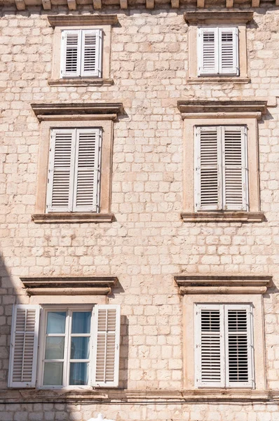 Обрамленная древние окна с жалюзи — стоковое фото