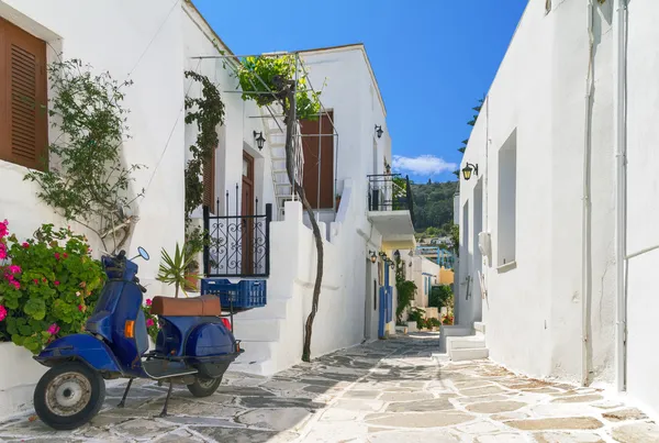 Типичная улочка в Греции — стоковое фото