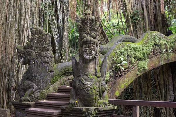 Знаменитый дракон мост в священных Обезьяний лес в Убуд, Бали, Индонезия — стоковое фото