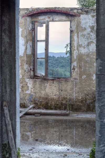 Обрамленное представление от старого window3 — стоковое фото