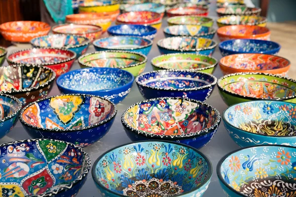 Турецкие традиционные раскрашенные вручную керамические чаши — стоковое фото