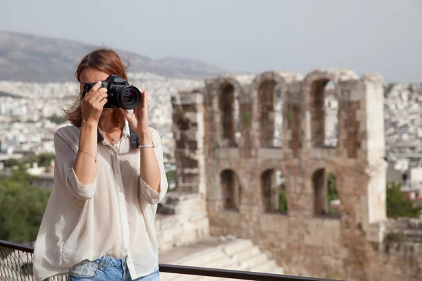 Турист возле Акрополь в Афинах, Греция — стоковое фото