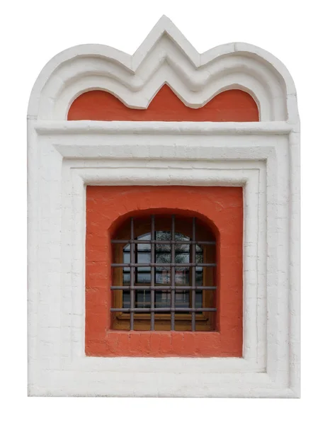 Окна старой средневековой церкви обрамленная белым пласт — стоковое фото