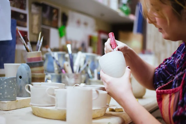 Женщина изготовление керамики — стоковое фото