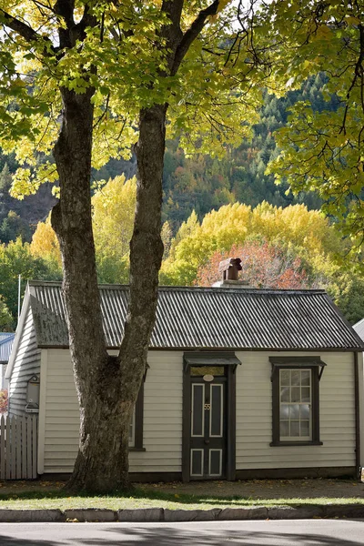 Historical Cottage Golden Autumn Foliage Arrowtown New Zealand — стоковое фото