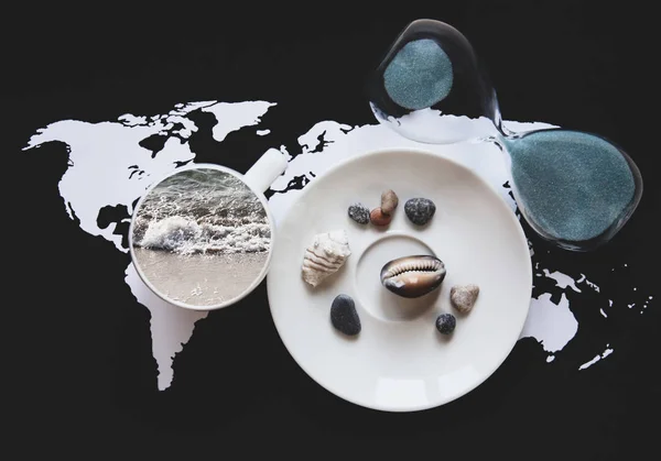 Коллаж Стиле Ретро Планирования Отпуска Карта Мира Песочные Часы Чашка — стоковое фото