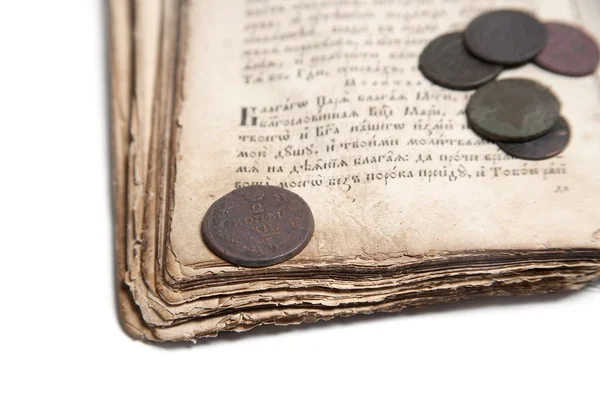 Старые книги и монеты — стоковое фото
