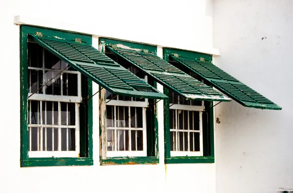 Три старые зеленые окна от типичный пляжный дом — стоковое фото