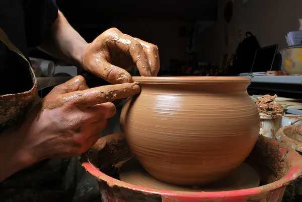 Руки Поттера, создавая земляной jar на круг — стоковое фото