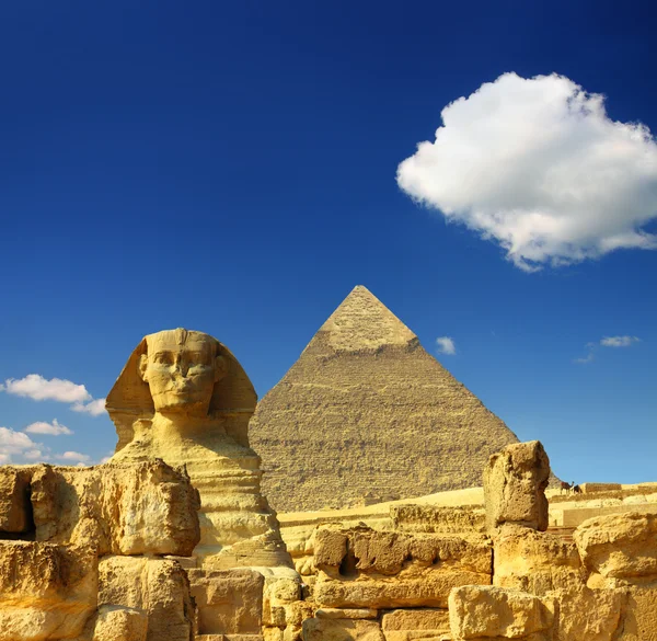Сфинкс и пирамида Хеопса Египет — стоковое фото