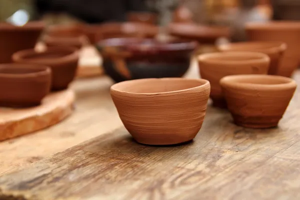 Глиняный традиционный деревянный стол студии глиняной посуды ремесел — стоковое фото