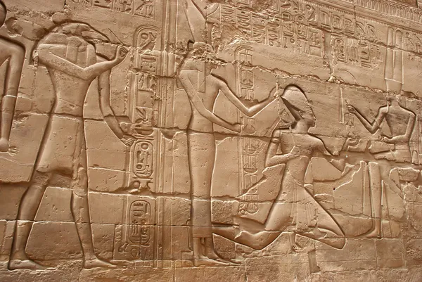 Древние египетские картины на стенах дворца — стоковое фото