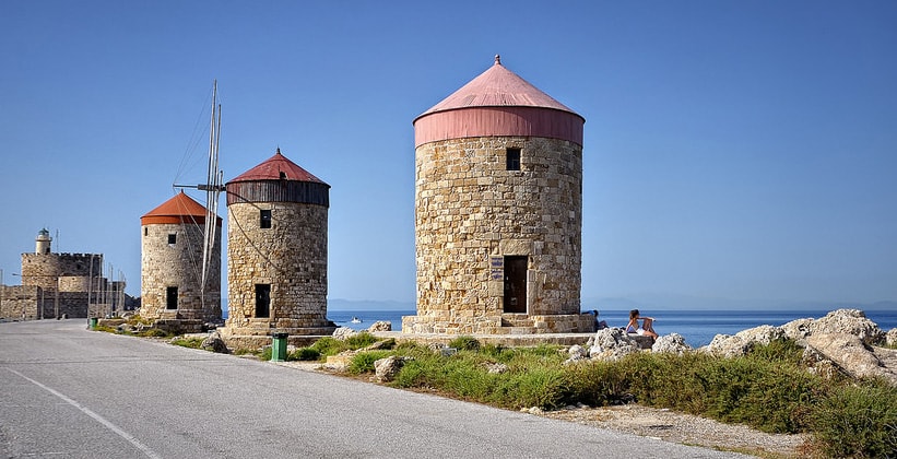 Ветряные мельницы в городе Родос (Греция)