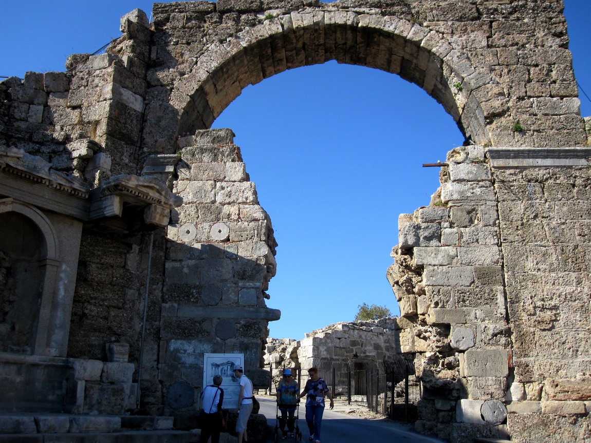 Триумфальная арка в Сиде Турция